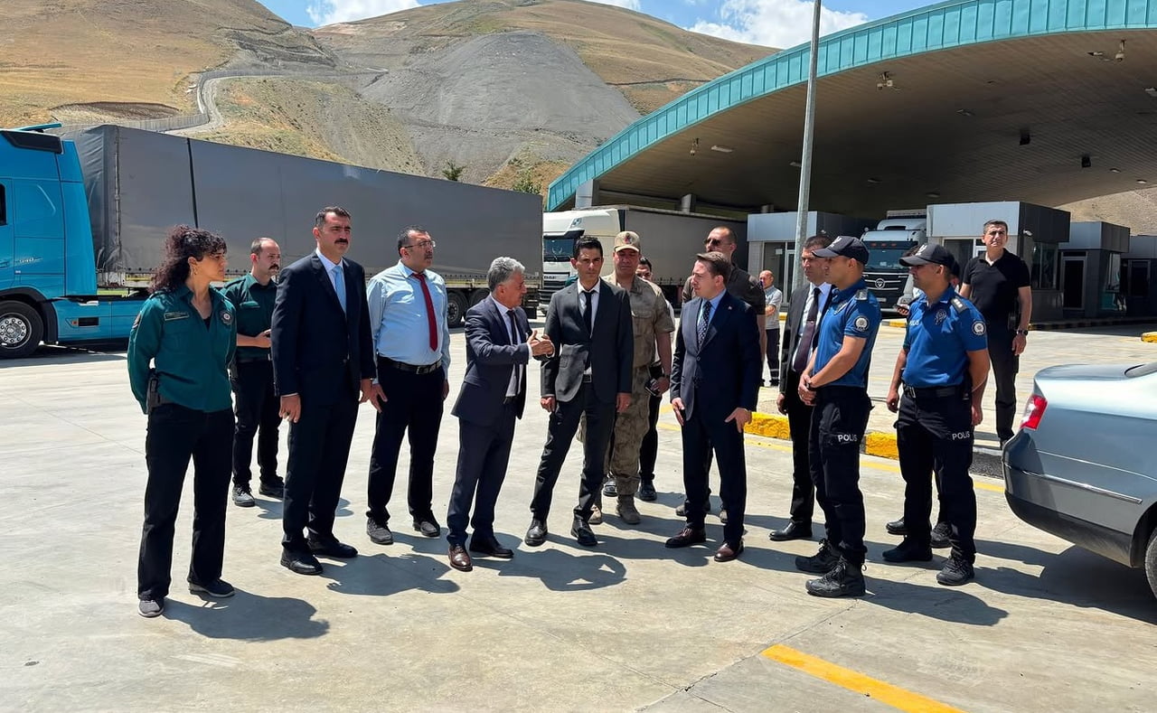 HAKKARİ'NİN YÜKSEKOVA KAYMAKAMI VOLKAN HÜLÜR, TÜRKİYE-İRAN SINIRINDA YER ALAN ESENDERE GÜMRÜK...