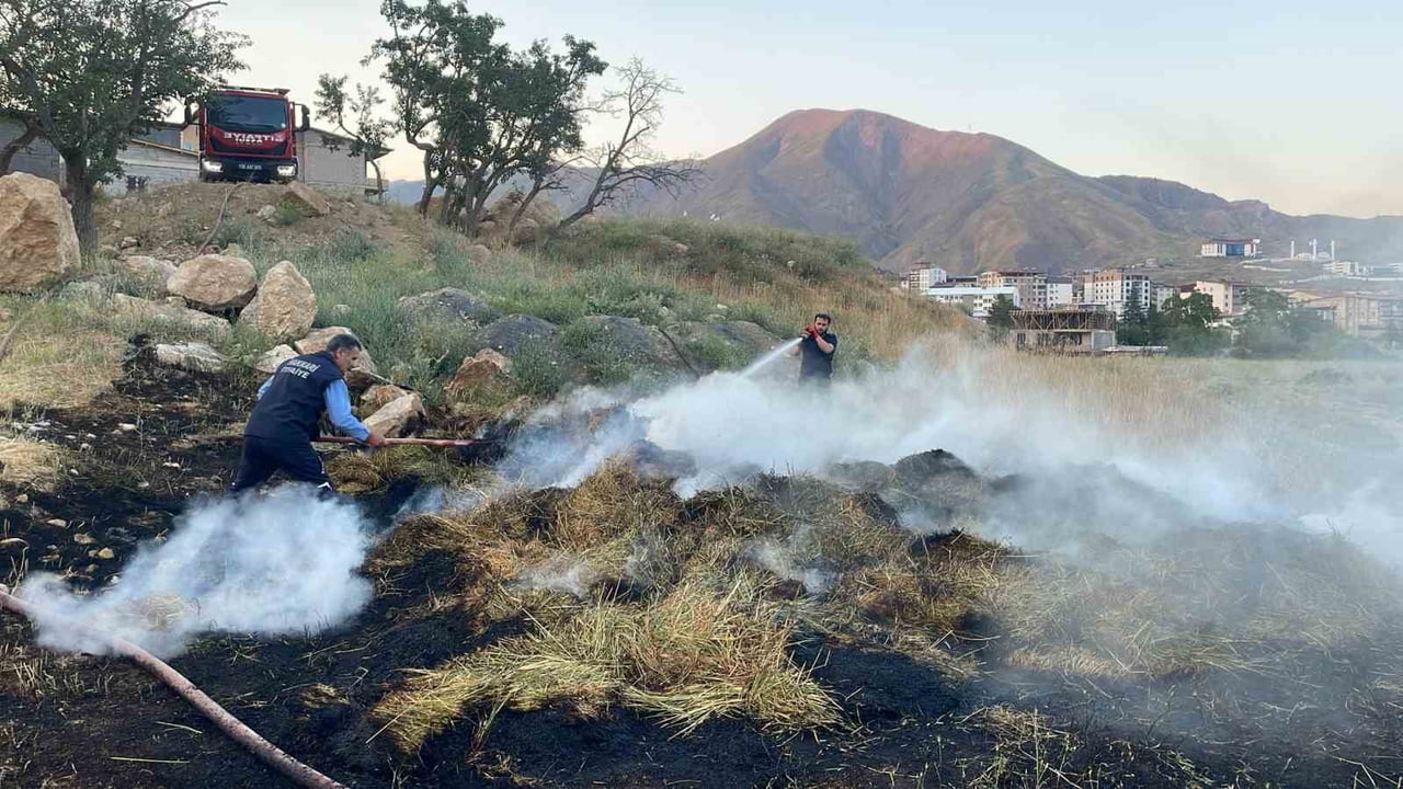 HAKKARİ’DE İHTİYAÇ SAHİBİ BİR AİLENİN KIŞLIK HAYVAN YEMLERİ ÇIKAN YANGINDA KÜL OLDU.