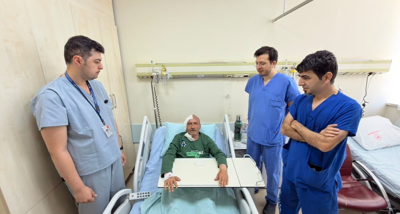 HAKKÂRİ DEVLET HASTANESİ BEYİN VE SİNİR CERRAHİSİ KLİNİĞİ’NDE, 72 YAŞINDAKİ BİR HASTANIN BEYNİNİ...