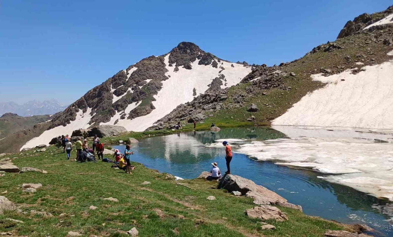 HAKKARİ’NİN EŞSİZ DOĞAL GÜZELLİKLERİNİ KEŞFETMEK İÇİN TÜRKİYE’NİN FARKLI İLLERİNDEN BÖLGEYE GELEN...