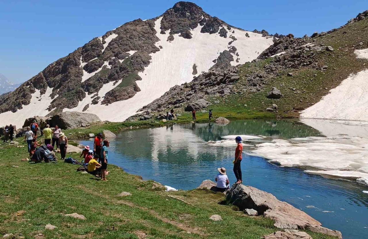 HAKKARİ’NİN EŞSİZ DOĞAL GÜZELLİKLERİNİ KEŞFETMEK İÇİN TÜRKİYE’NİN FARKLI İLLERİNDEN BÖLGEYE GELEN...