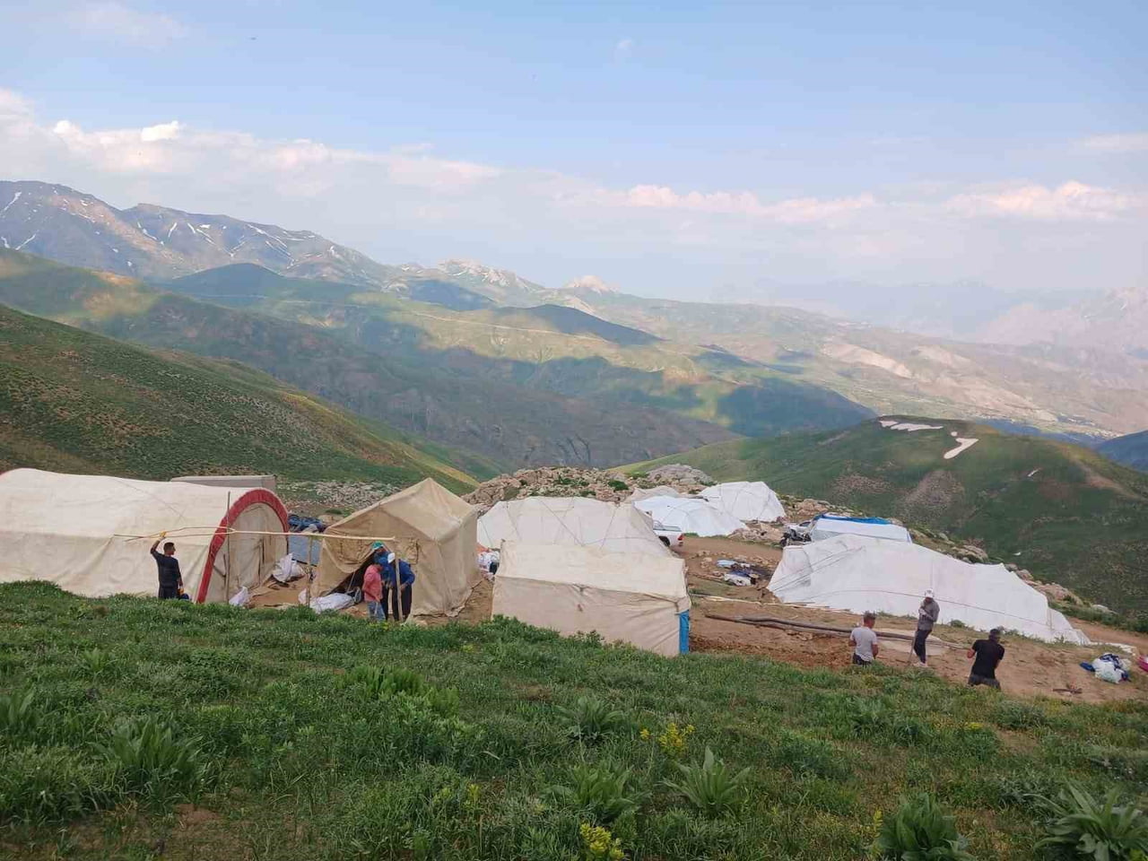 HAKKARİ’NİN TARIM VE HAYVANCILIKLA GEÇİMİNİ SAĞLAYAN DURANKAYA BELDESİ’NDE, YÜKSEK KESİMLERDE...