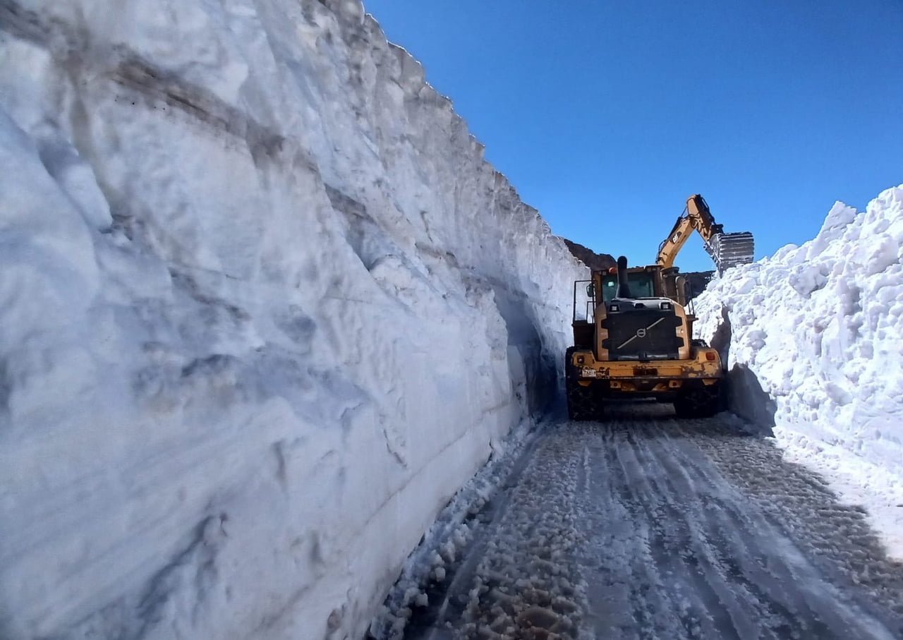 HAKKARİ’NİN YÜKSEKOVA İLÇESİNDE 6 METREYİ AŞAN KARDA YAPILAN ÇALIŞMA SONUCU AÇILAN YOLLAR ADETA...
