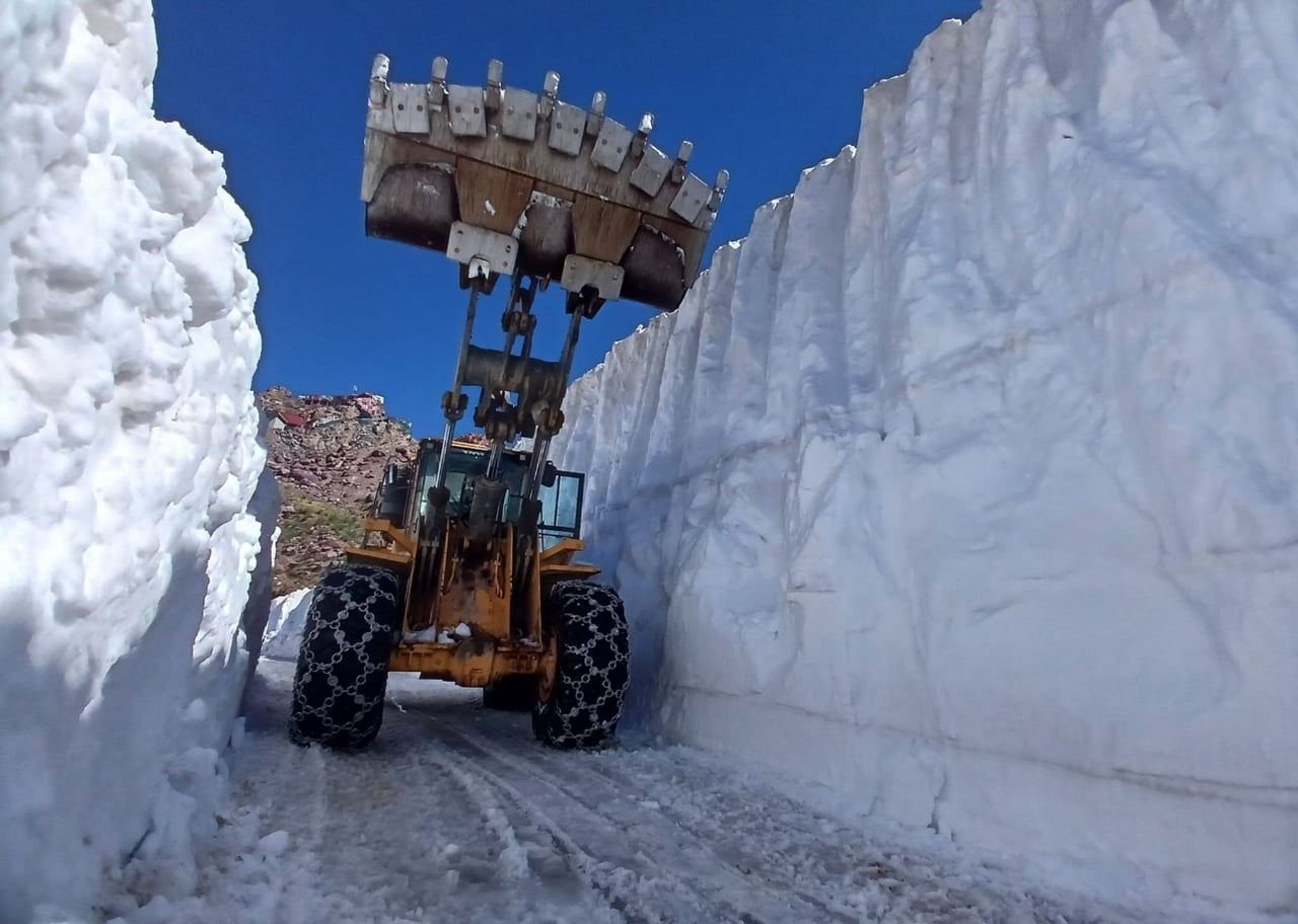 HAKKARİ’NİN YÜKSEKOVA İLÇESİNDE 6 METREYİ AŞAN KARDA YAPILAN ÇALIŞMA SONUCU AÇILAN YOLLAR ADETA...