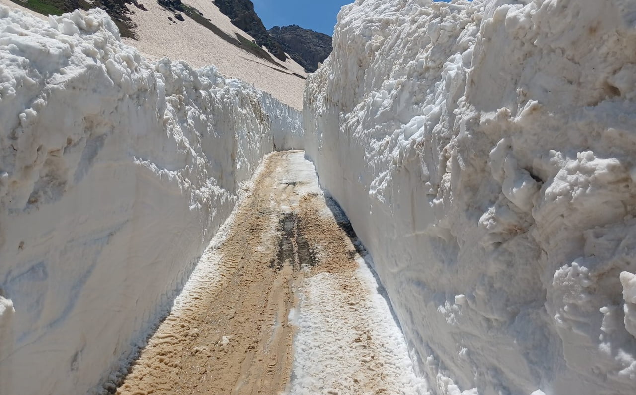 HAKKARİ’NİN YÜKSEKOVA İLÇESİNDE 7 METREYİ AŞAN KARDA YAPILAN ÇALIŞMA SONUCU AÇILAN YOLLAR ADETA...