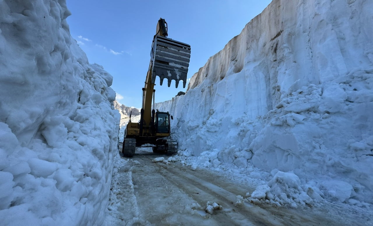 HAKKARİ’NİN YÜKSEKOVA İLÇESİNDE 8 METREYİ AŞAN KARDA YAPILAN ÇALIŞMA SONUCU AÇILAN YOLLAR ADETA...
