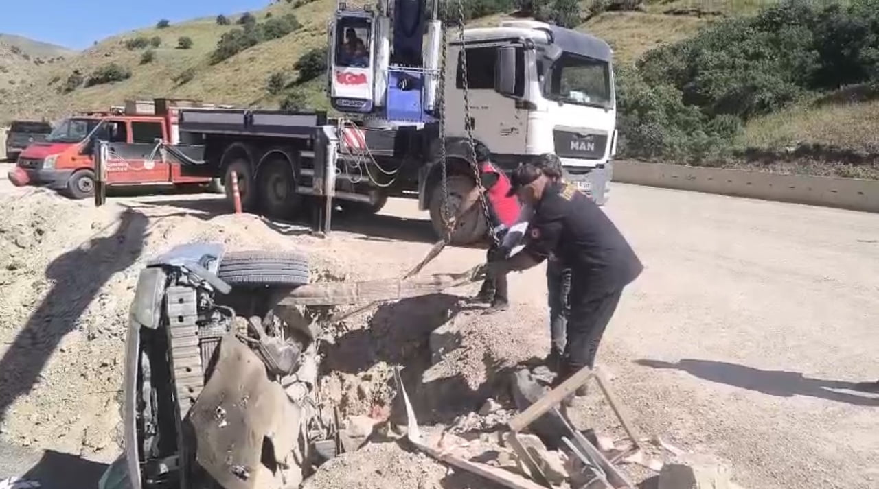 HAKKARİ’NİN YÜKSEKOVA İLÇESİNDE KONTROLDEN ÇIKAN OTOMOBİLİN DEVRİLMESİ SONUCU 3 KİŞİ...