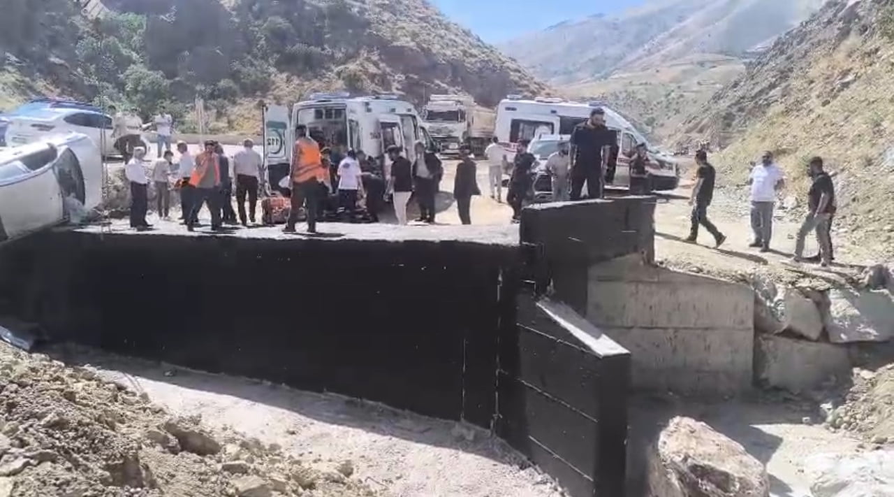 HAKKARİ’NİN YÜKSEKOVA İLÇESİNDE KONTROLDEN ÇIKAN OTOMOBİLİN DEVRİLMESİ SONUCU 3 KİŞİ...