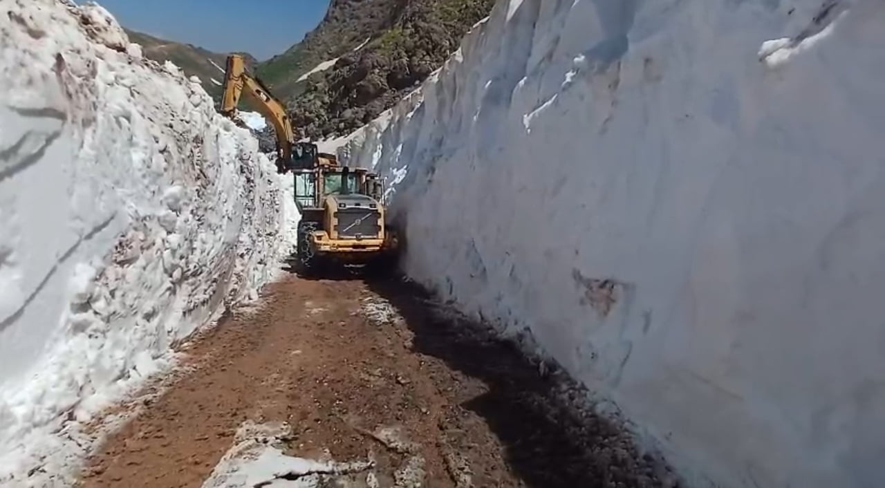 HAKKARİ’NİN YÜKSEKOVA İLÇESİNDE, YER YER 5 METREYİ AŞAN KARDA YÜRÜTÜLEN ZORLU ÇALIŞMALAR SONUCUNDA...