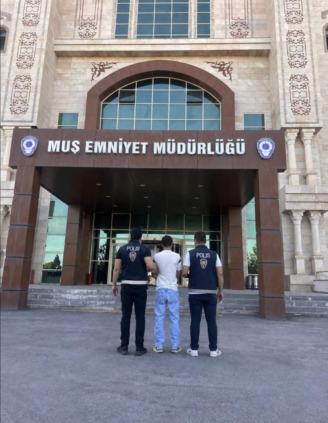 HAKKINDA 9 YIL 10 GÜN KESİNLEŞMİŞ HAPİS CEZASI BULUNAN HÜKÜMLÜ YAKALANARAK CEZAEVİNE TESLİM...