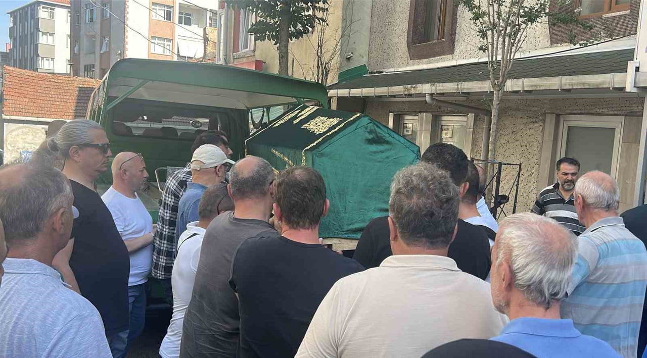 HALİÇ’TE ATATÜRK KÖPRÜSÜ’NÜN ALTINDAN GEÇİŞ YAPAN TUR TEKNESİNİN KÖPRÜ AYAĞINA ÇARPMASIYLA DENİZE...