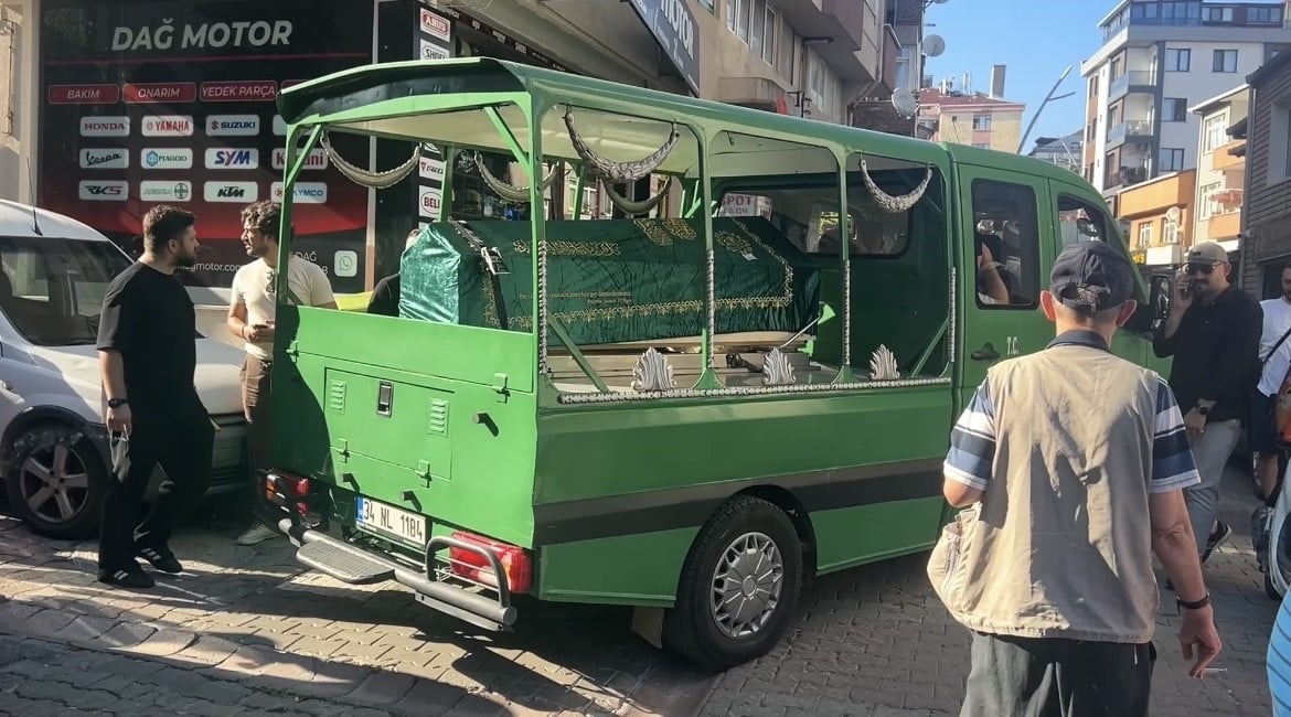 HALİÇ’TE ATATÜRK KÖPRÜSÜ’NÜN ALTINDAN GEÇİŞ YAPAN TUR TEKNESİNİN KÖPRÜ AYAĞINA ÇARPMASIYLA DENİZE...