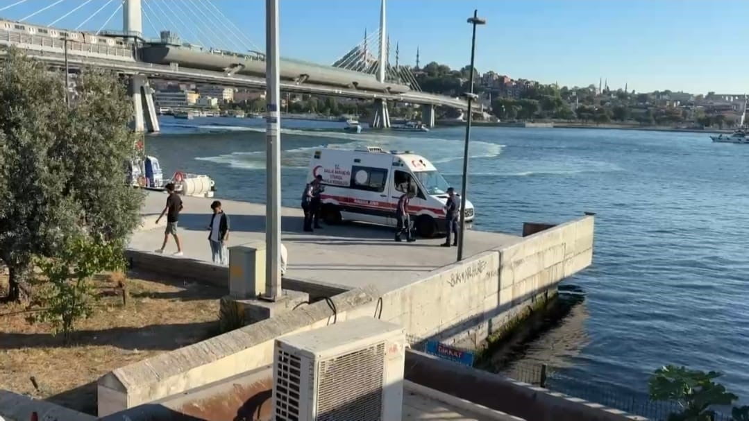 HALİÇ’TE ATATÜRK KÖPRÜSÜ’NÜN ALTINDAN GEÇİŞ YAPARKEN KÖPRÜ AYAĞINA ÇARPAN TUR TEKNESİNDEN DÜŞEN...
