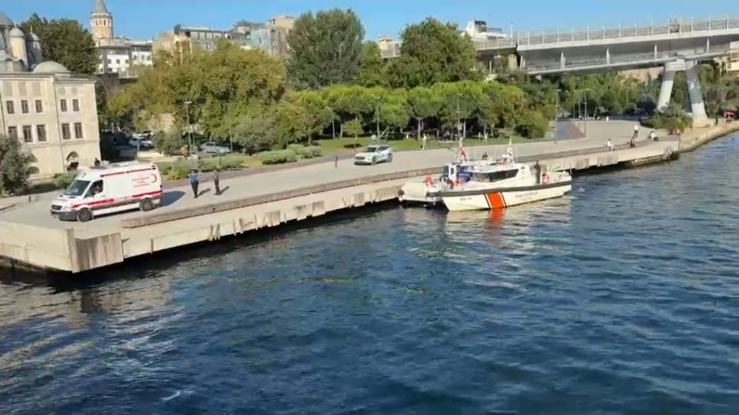 HALİÇ’TE ATATÜRK KÖPRÜSÜ’NÜN ALTINDAN GEÇİŞ YAPARKEN KÖPRÜ AYAĞINA ÇARPAN TUR TEKNESİNDEN DÜŞEN...
