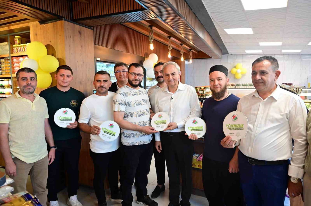 HALK BULUŞMASI ÖNCESİ ESNAF ZİYARETLERİNDE KEPEZ BELEDİYESİ'NİN İLÇE GENELİNDE BAŞLATTIĞI TEMİZLİK...