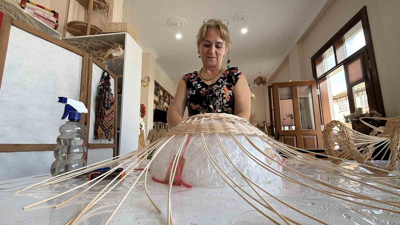 HALK EĞİTİMİ MERKEZİ'NİN DIŞINDA ÖZEL EĞİTİMLER DE VEREN ERTUĞRUL, RATTAN ÖRGÜ SANATINI...