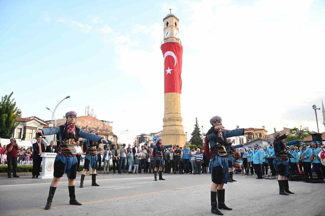 HALK OYUNLARI GÖSTERİLERİ, MEHTERAN GÖSTERİSİ VE HAVAİ FİŞEK GÖSTERİSİYLE FESTİVAL COŞKUSU DEVAM...