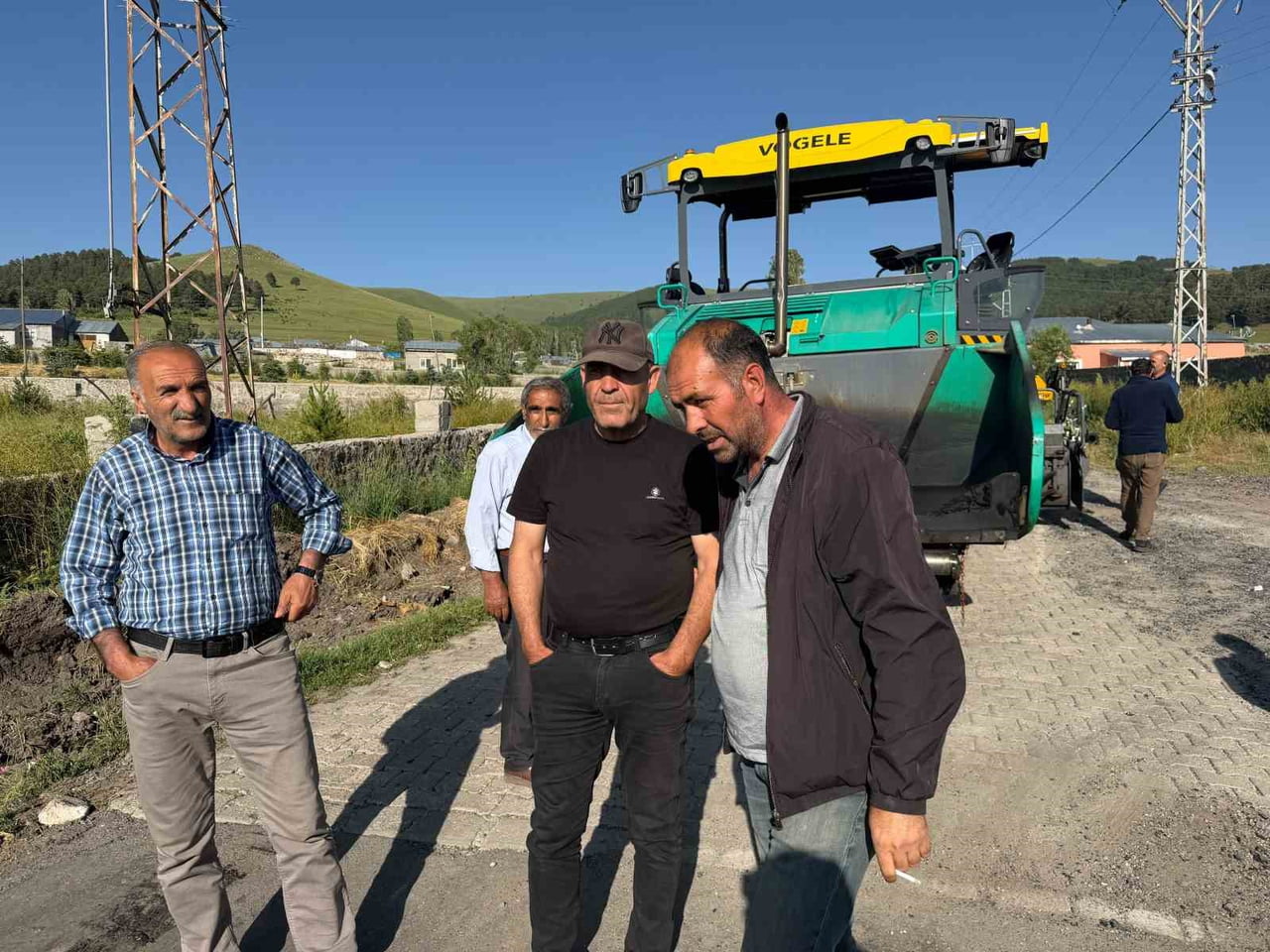 HAMAMLI KÖYÜ SICAK ASFALTLA BULUŞUYOR: SARIKAMIŞ'TA ULAŞIM KONFORU ARTIYOR(KARS-İHA)