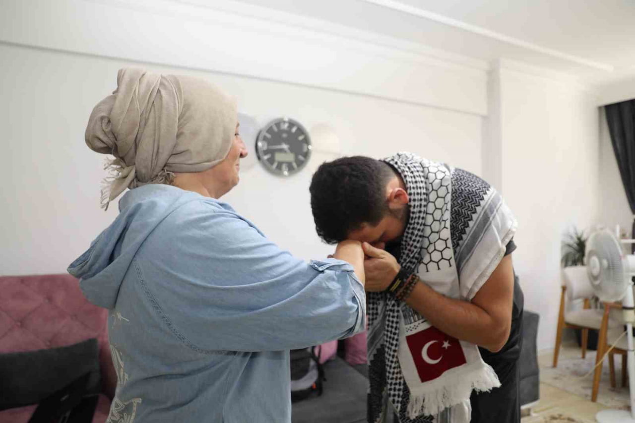 HASAN ŞENGÜL, AİLESİYLE VEDALAŞTIKTAN SONRA YOLA ÇIKTI.