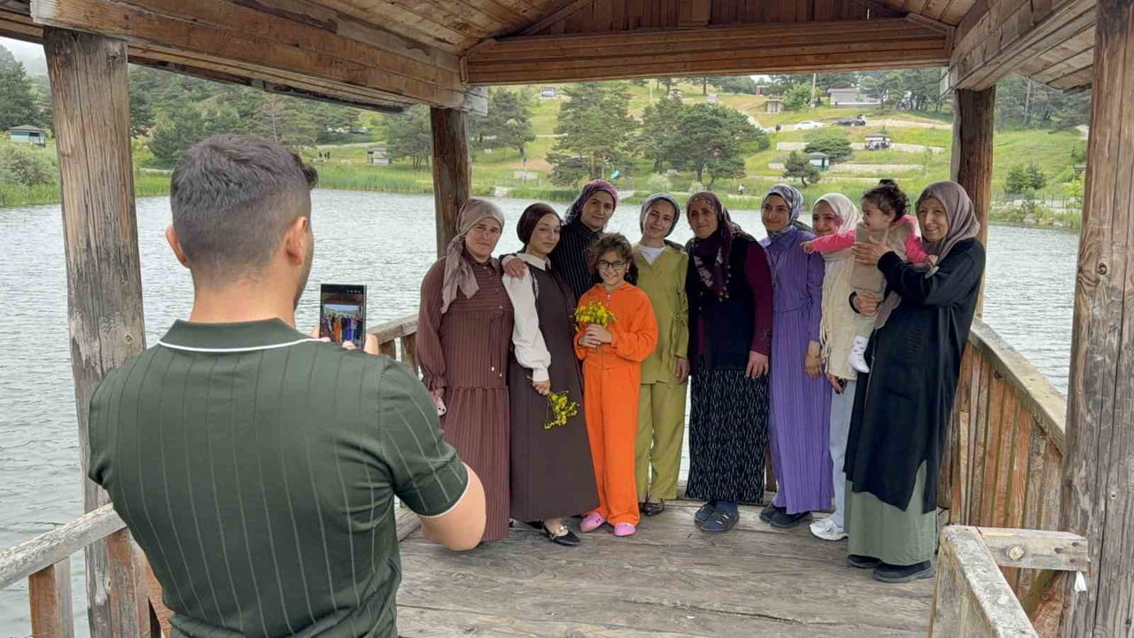 HASANŞEYH GÖLETİNE GİDEN VATANDAŞLAR HATIRA FOTOĞRAFI ÇEKTİRDİ.