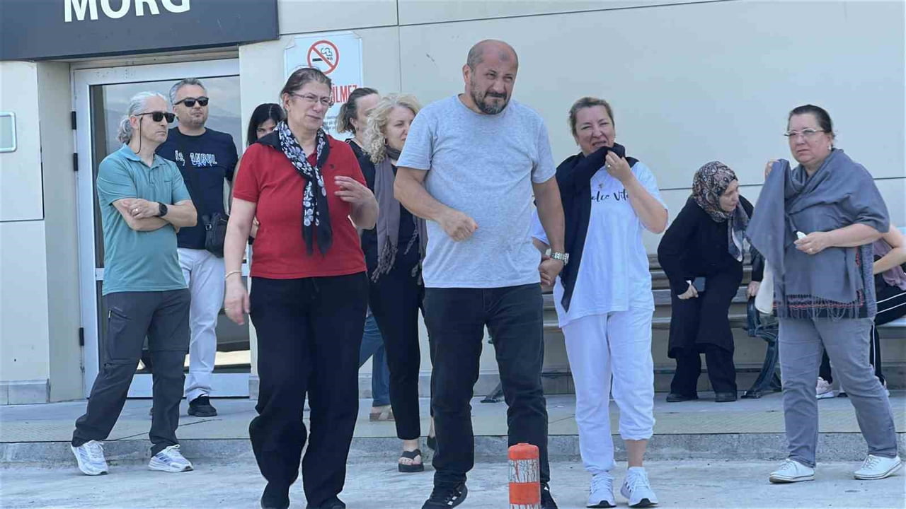 HASTANE MORGU ÖNÜNDE BEKLEYEN AİLE FERTLERİ VE YAKINLARI BÜYÜK ÜZÜNTÜ YAŞADI