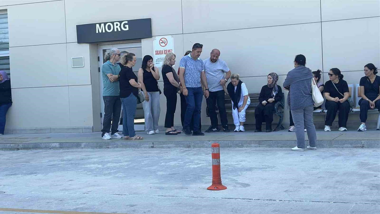HASTANE MORGU ÖNÜNDE BEKLEYEN AİLE FERTLERİ VE YAKINLARI BÜYÜK ÜZÜNTÜ YAŞADI