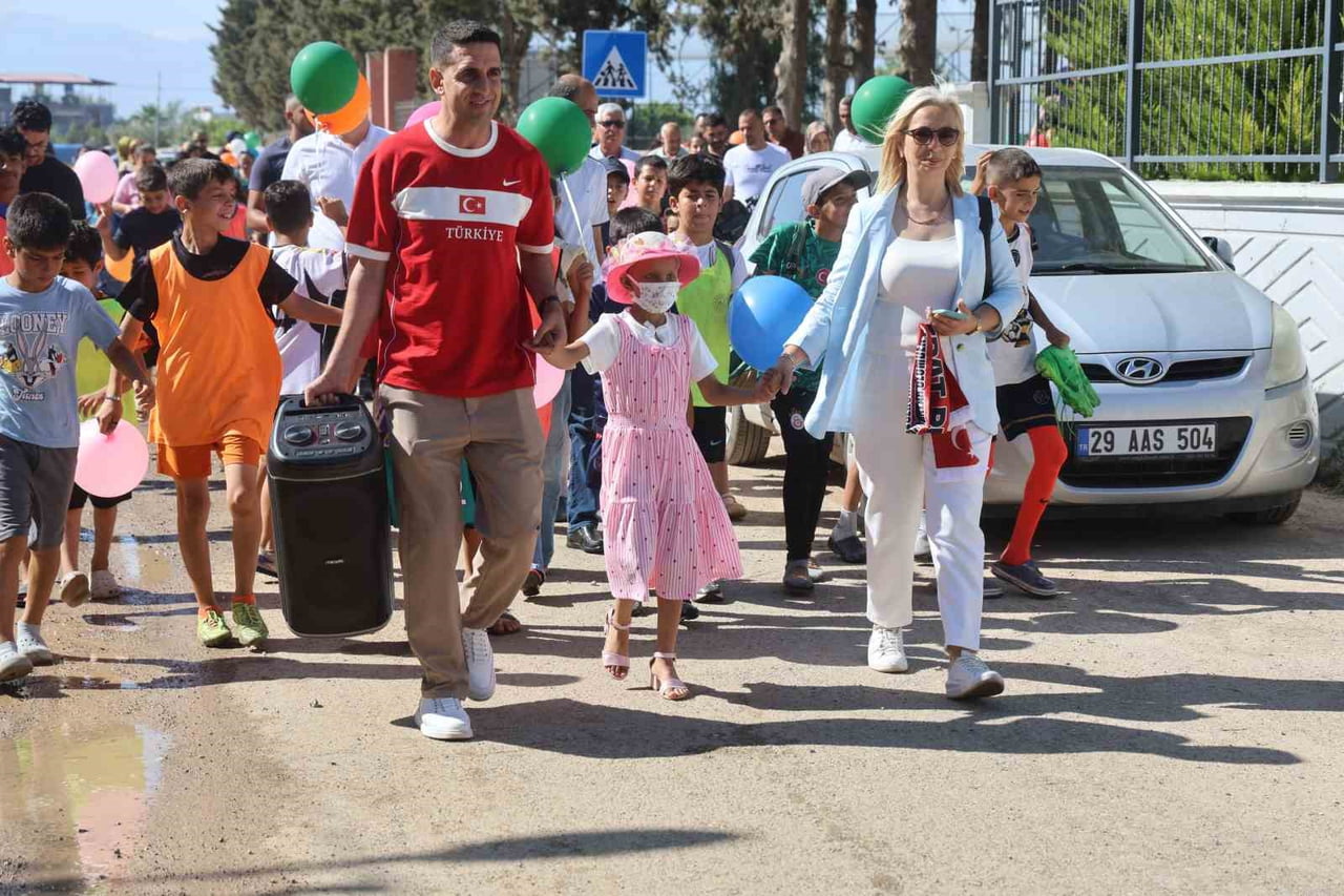 HATAY'DA 9 YAŞINDAKİ DENİZ GÜZEL, TELEVİZYONDA KANSER TEDAVİSİ GÖREN ÇOCUKLARIN SAÇLARINI...