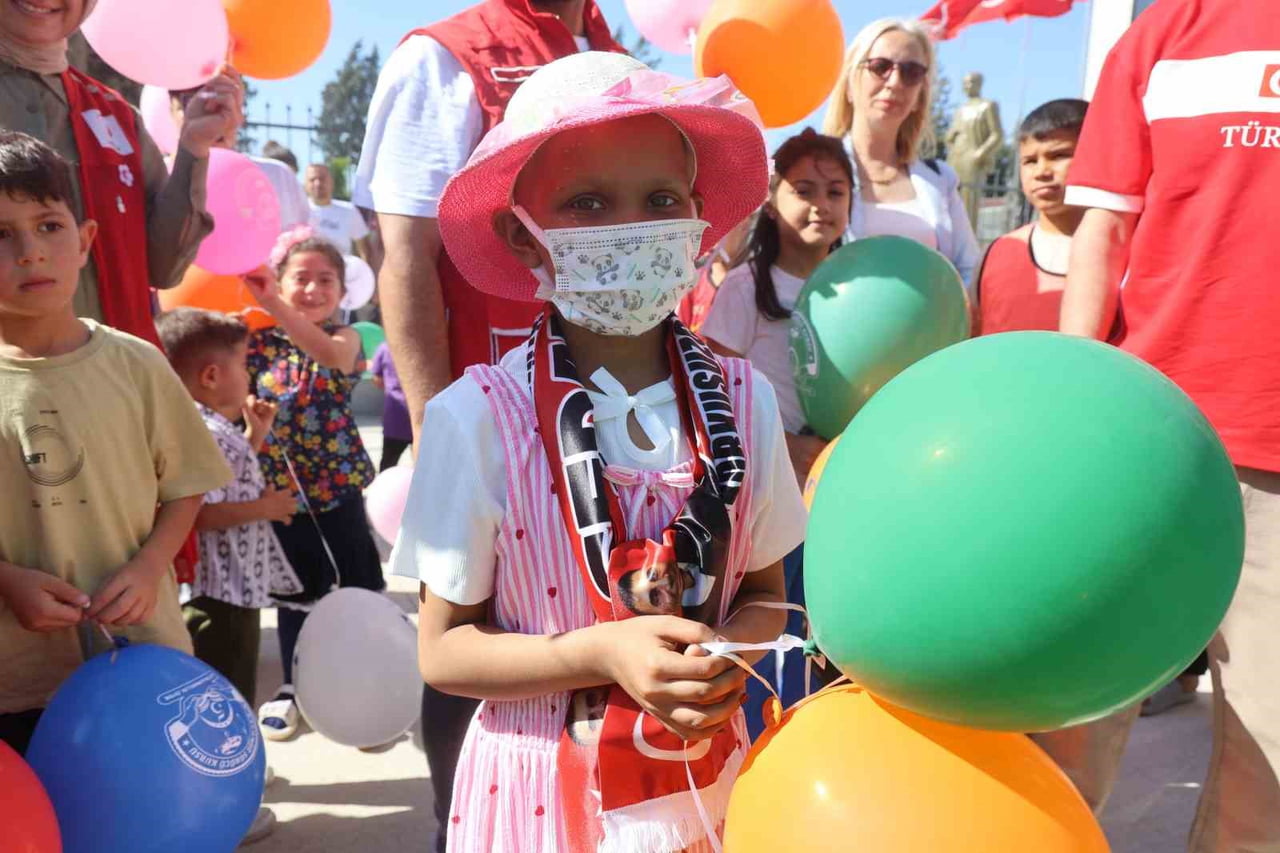 HATAY'DA 9 YAŞINDAKİ DENİZ GÜZEL, TELEVİZYONDA KANSER TEDAVİSİ GÖREN ÇOCUKLARIN SAÇLARINI...