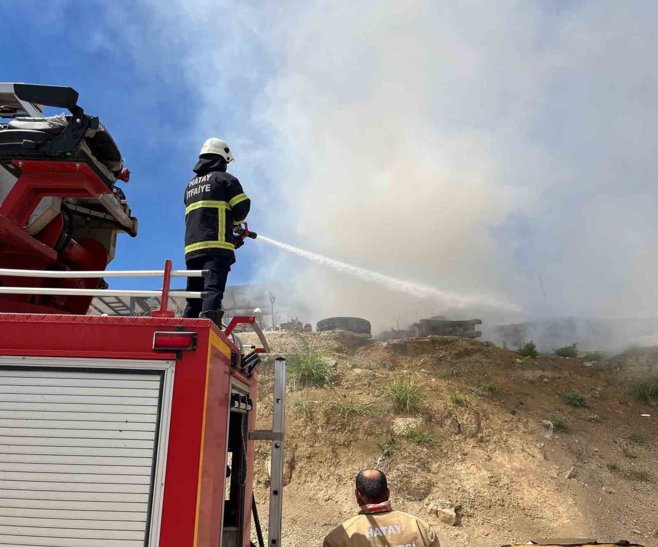 HATAY'DA ALEVLERE TESLİM OLARAK YANAN ŞANTİYE DEPOSU KULLANILMAZ HALE GELDİ.