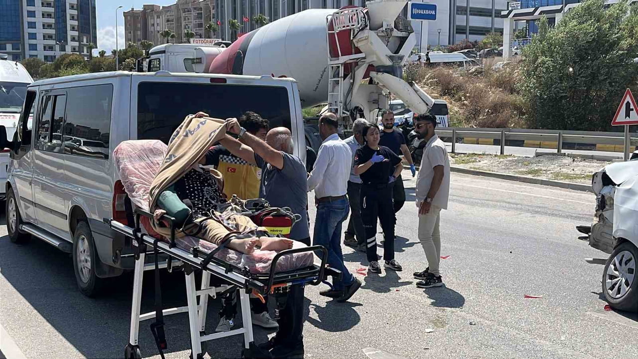 HATAY'DA AMBULANS VE 4 ARACIN KARIŞTIĞI KAZADA 2 KİŞİ YARALANDI.
