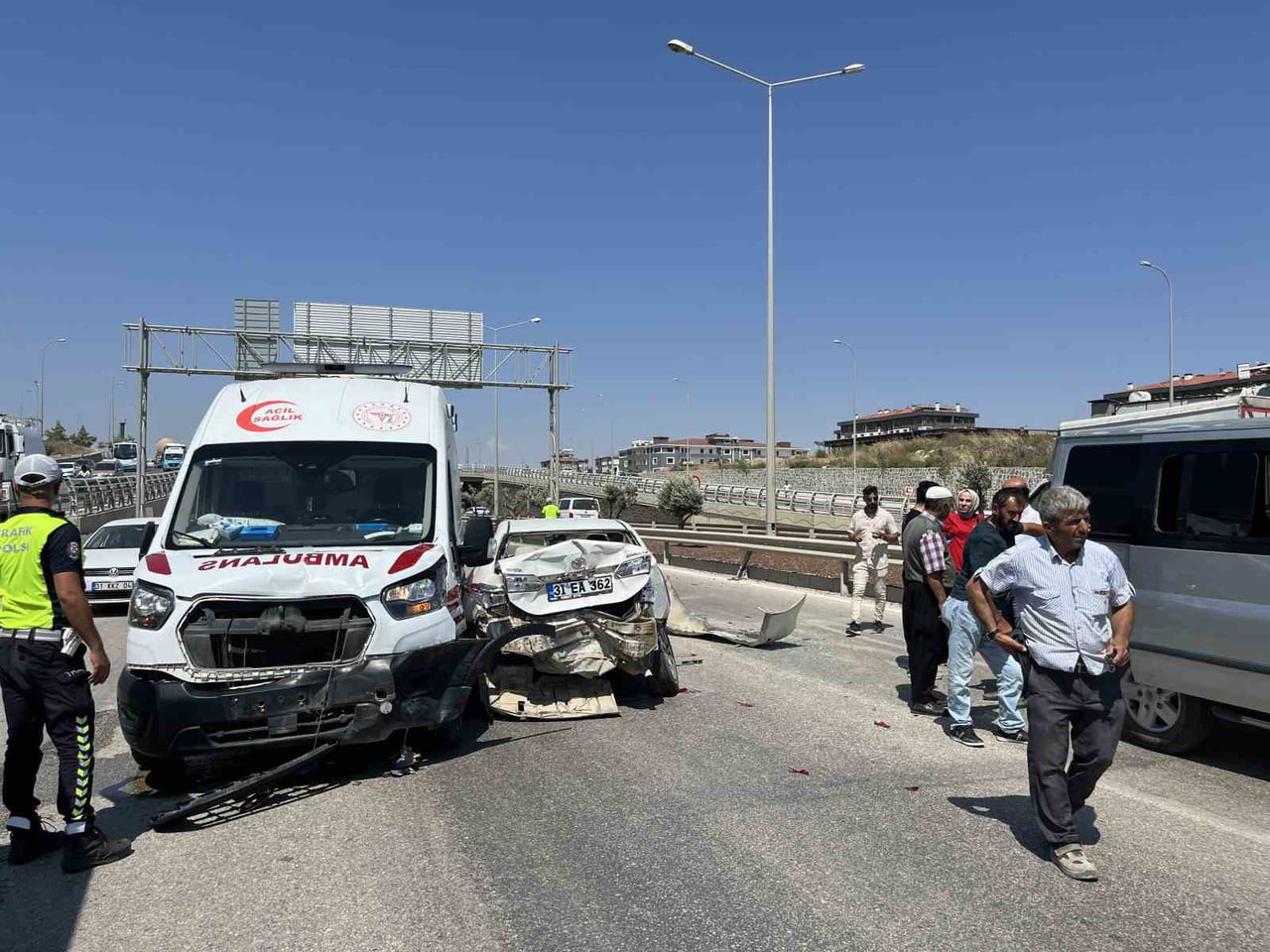 HATAY'DA AMBULANS VE 4 ARACIN KARIŞTIĞI KAZADA 2 KİŞİ YARALANDI.