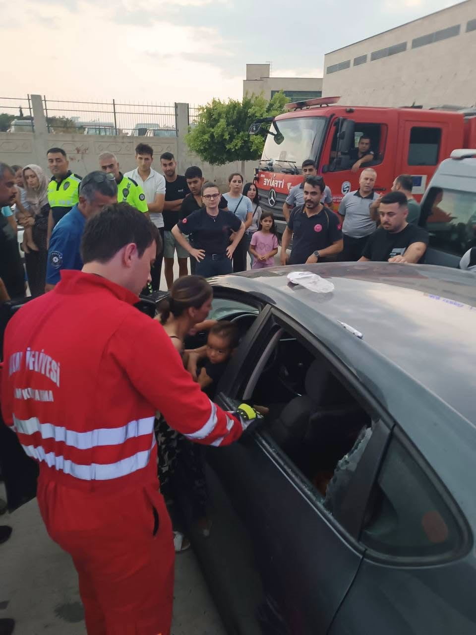 HATAY'DA ARAÇ İÇERİSİNDE KİLİTLİ KALAN ÇOCUK, İTFAİYE EKİPLERİNİN CAMI KIRMASIYLA...