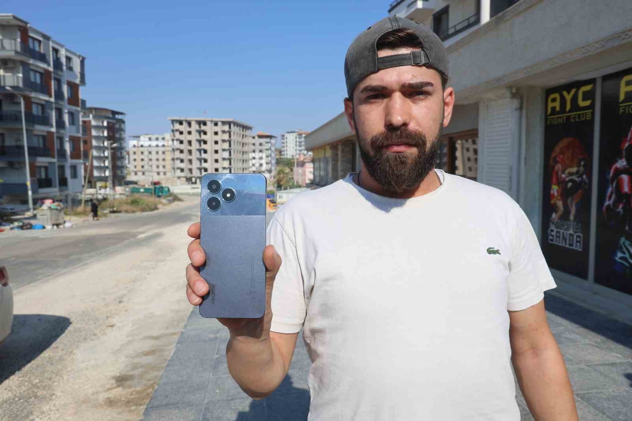 HATAY'DA ARACINA ALDIĞI GENCİN UNUTTUĞU TELEFONU SAHİBİNE ULAŞTIRMAK İÇİN GÜNLERDİR ÇABA GÖSTEREN...
