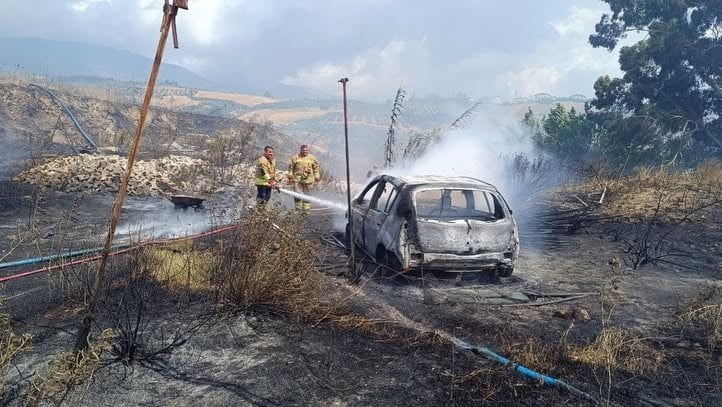 HATAY'DA BAHÇEDE BAŞLAYAN YANGINDA OTOMOBİL VE SERA YANARAK KULLANILMAZ HALE GELDİ.