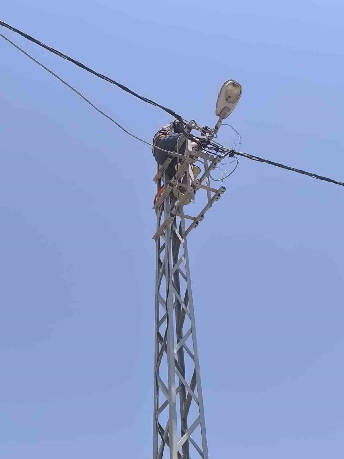 HATAY'DA ÇIKTIĞI ELEKTRİK DİREĞİNDE AKIMA KAPILARAK YARALANAN İŞÇİ HASTANEDE TEDAVİ ALTINA...