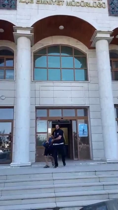 HATAY'DA EVLATLARININ GÖZÜ ÖNÜNDE, AYRILMAK İSTEDİĞİ İÇİN ELİ BIÇAKLI KOCASINDAN ÖLDÜRESİYE DAYAK...