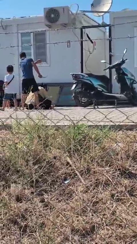 HATAY'DA EVLATLARININ GÖZÜ ÖNÜNDE, AYRILMAK İSTEDİĞİ İÇİN ELİ BIÇAKLI KOCASINDAN ÖLDÜRESİYE DAYAK...
