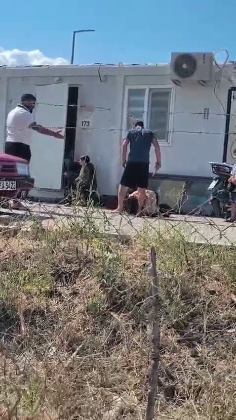 HATAY'DA EVLATLARININ GÖZÜ ÖNÜNDE ELİNDE BIÇAKLA KARISINI YERE YATIRIP ÖLDÜRESİYE DÖVEN ŞAHSIN O...