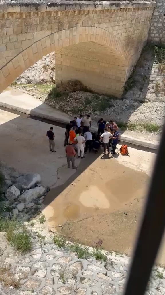 HATAY'DA KÖPRÜDEN UÇARAK YAKLAŞIK 7 METRE YÜKSEKTEN BİSİKLETİYLE YERE ÇAKILAN 12 YAŞINDAKİ ÇOCUK...