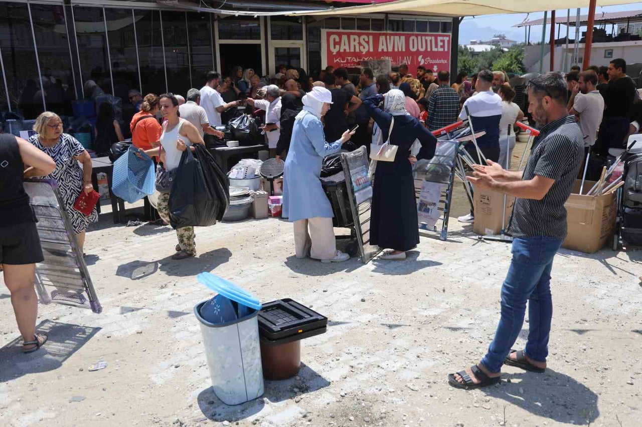 HATAY'DA MAĞAZA AÇILIŞINDA İZDİHAM YAŞANDI