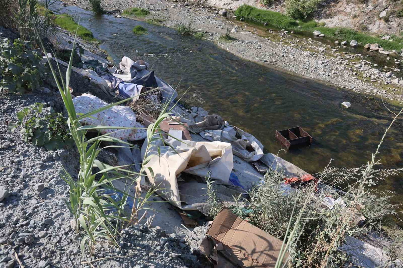HATAY'DA PİKAPLA DERE KENARINA GELEN 3 KİŞİNİN, ARAÇ KASASINDAKİ MOLOZLARI DEREYE DÖKÜP OLAY...