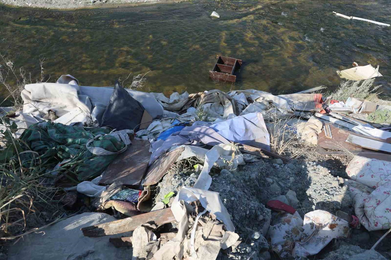 HATAY'DA PİKAPLA DERE KENARINA GELEN 3 KİŞİNİN, ARAÇ KASASINDAKİ MOLOZLARI DEREYE DÖKÜP OLAY...