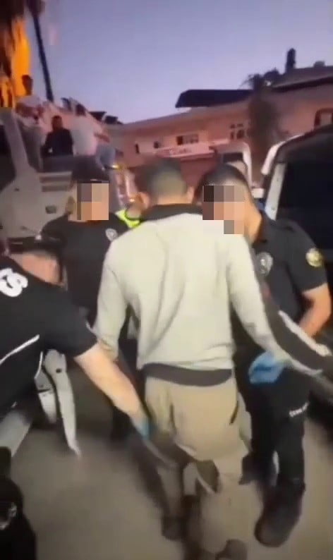 HATAY'DA POLİS EKİPLERİ TARAFINDAN DURDURULAN OTOMOBİLİN İÇİNDE 8, BAGAJINDA 4 OLMAK ÜZERE...