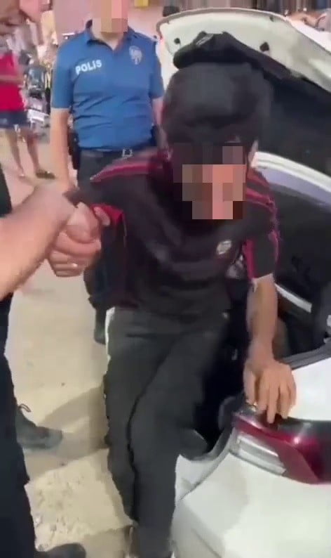 HATAY'DA POLİS EKİPLERİ TARAFINDAN DURDURULAN OTOMOBİLİN İÇİNDE 8, BAGAJINDA 4 OLMAK ÜZERE...