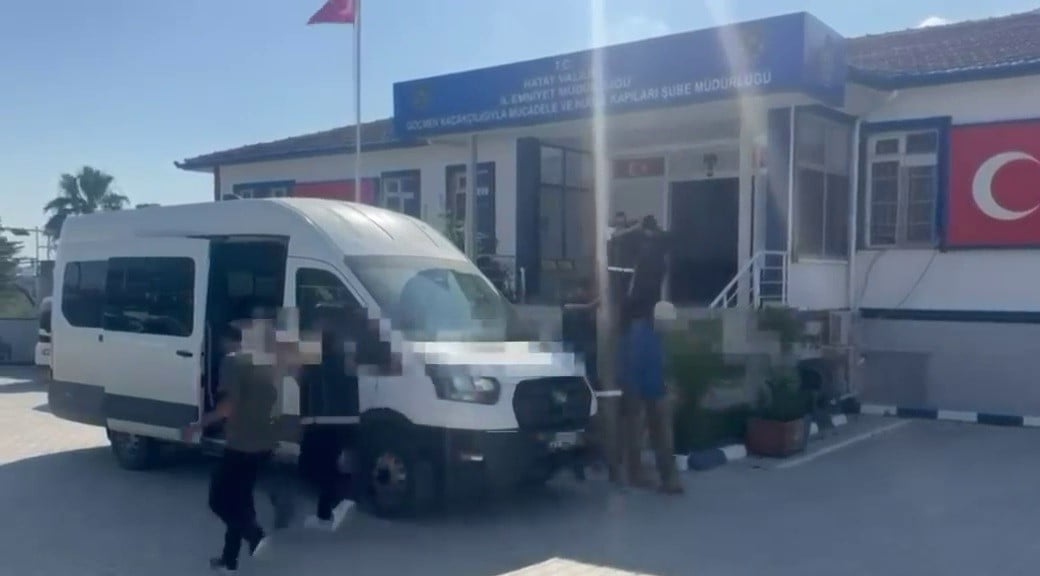 HATAY'DA POLİS EKİPLERİ TARAFINDAN GERÇEKLEŞTİRİLEN OPERASYONDA 8 KAÇAK GÖÇMEN YAKALANIRKEN 4...