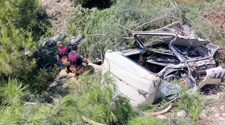 HATAY'DA ŞARAMPOLE DEVRİLEREK HURDAYA DÖNEN HAFRİYAT KAMYONUNUN SÜRÜCÜSÜ YARALANDI.