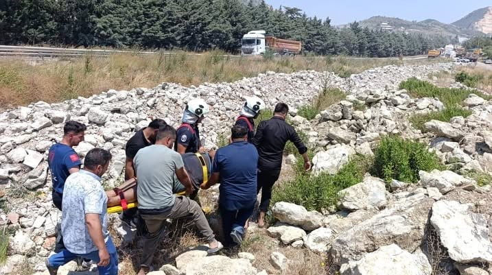 HATAY'DA ŞARAMPOLE DEVRİLEREK HURDAYA DÖNEN HAFRİYAT KAMYONUNUN SÜRÜCÜSÜ YARALANDI.