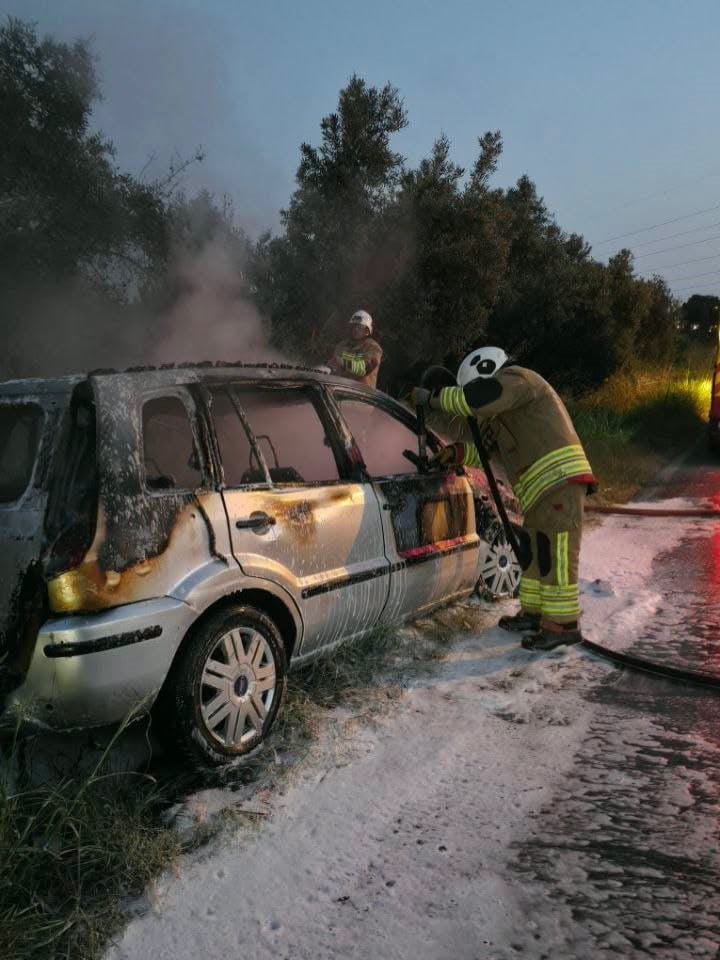 HATAY'DA SEYİR HALİNDEYKEN ALEVLERE TESLİM OLAN OTOMOBİL YANARAK KULLANILMAZ HALE GELDİ.