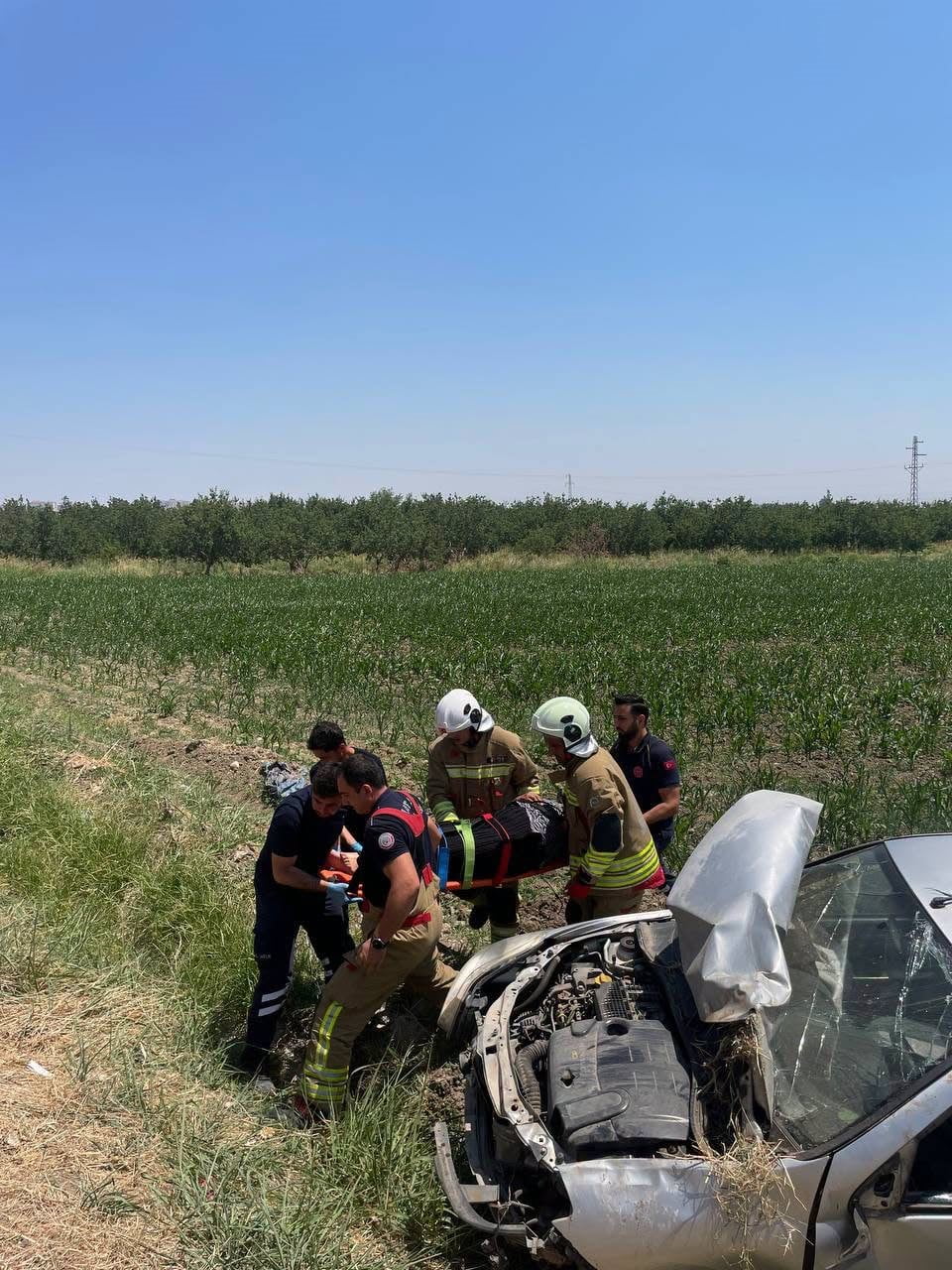 HATAY'DA SÜRÜCÜSÜNÜN KONTROLÜNÜ KAYBETMESİYLE TARLAYA UÇAN OTOMOBİLİN SÜRÜCÜSÜ...