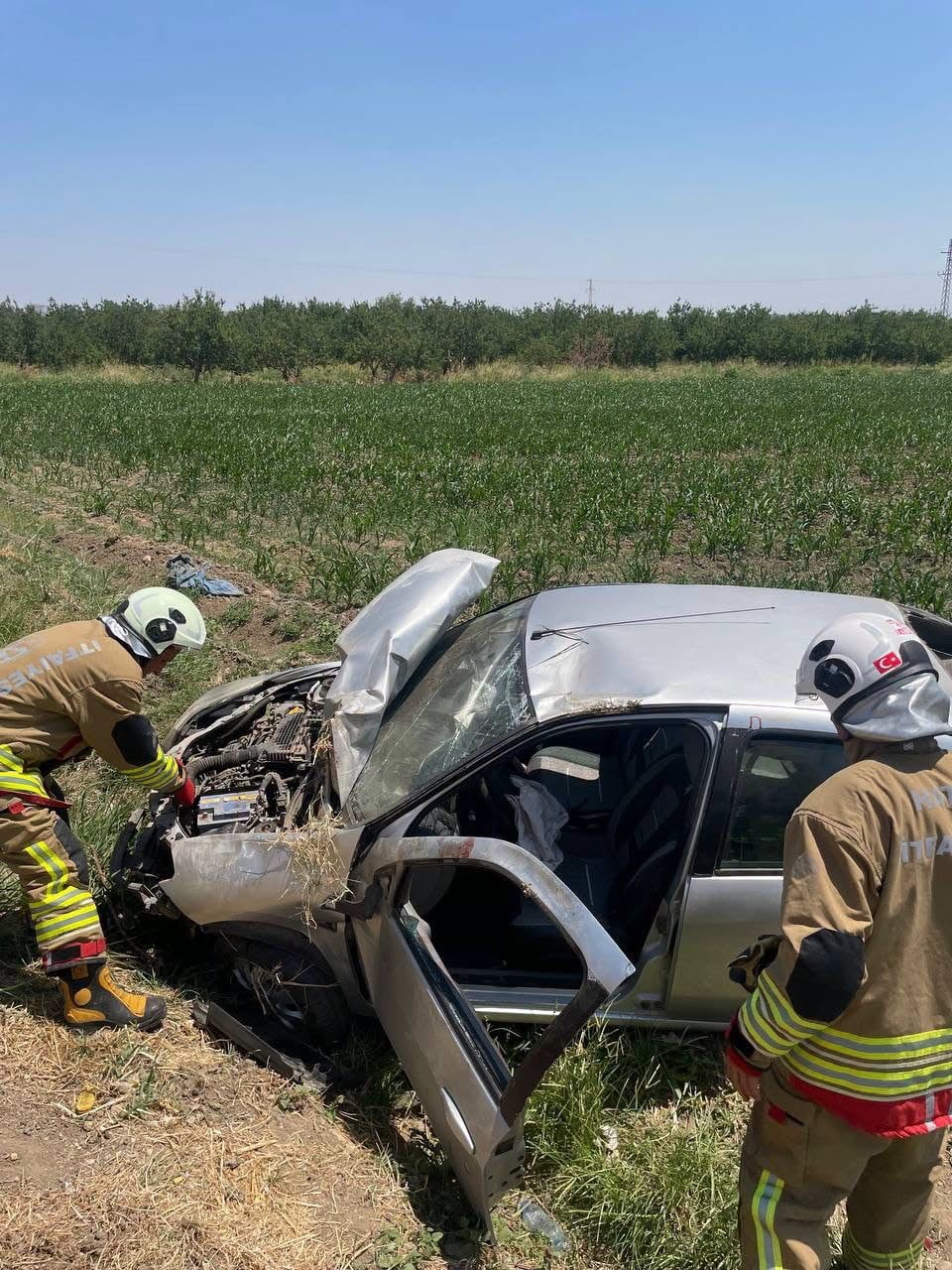 HATAY'DA SÜRÜCÜSÜNÜN KONTROLÜNÜ KAYBETMESİYLE TARLAYA UÇAN OTOMOBİLİN SÜRÜCÜSÜ...